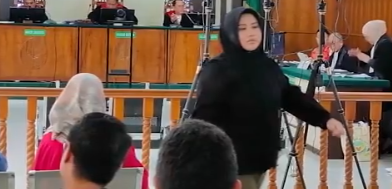 Anak Novin Karmila di sidang sang ibu [Twitter]